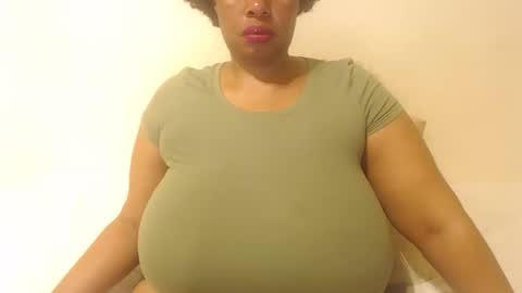 Snapshot of boobyqueen24 chatting on October 6, 2025, 6:27 pm boobyqueen online show from October 6, 2025, 6:27 pm