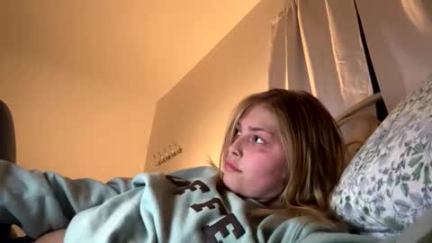 Snapshot of breezyxlove chatting on April 17, 2026, 2:25 am Breezyxlove online show from April 17, 2026, 2:25 am