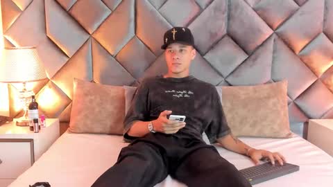 Snapshot of buda_and_cataleya_ chatting on February 25, 2026, 1:43 pm Buda y Cataleya online show from February 25, 2026, 1:43 pm