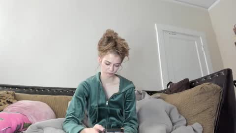 Snapshot of buffybarloe chatting on January 10, 2025, 12:06 am Buffy online show from January 10, 2025, 12:06 am