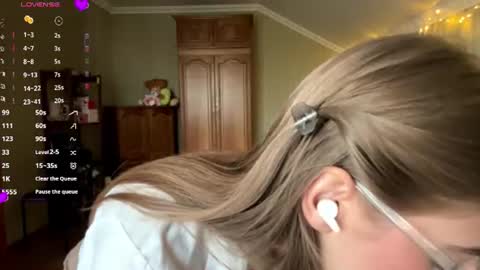 Snapshot of bumblebliss chatting on June 10, 2026, 1:54 pm Mary online show from June 10, 2026, 1:54 pm