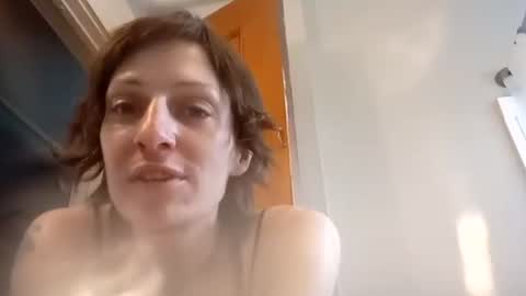 Snapshot of bushwitch chatting on June 9, 2026, 10:54 pm Hedge online show from June 9, 2026, 10:54 pm