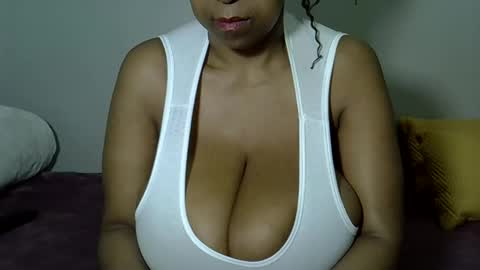 bustytessa37 online show from May 12, 2026, 4:09 am