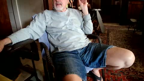 Snapshot of cali1962 chatting on February 19, 2025, 7:48 pm Cal online show from February 19, 2025, 7:48 pm