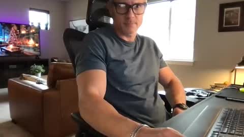 calirsedmo online show from December 19, 2025, 7:32 pm