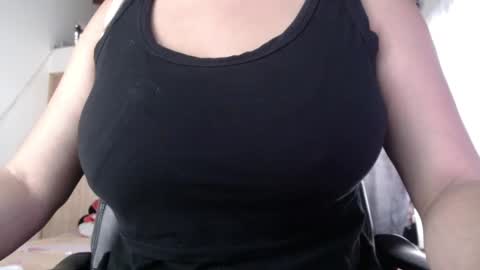 Snapshot of camila1912 chatting on February 12, 2025, 12:33 pm camila online show from February 12, 2025, 12:33 pm