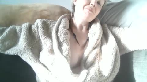 Snapshot of camille_deville chatting on June 18, 2026, 2:01 am Camille Deville online show from June 18, 2026, 2:01 am