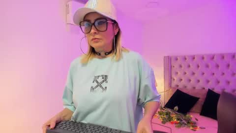 Snapshot of candiegilson__ chatting on October 13, 2025, 1:22 pm Candie online show from October 13, 2025, 1:22 pm