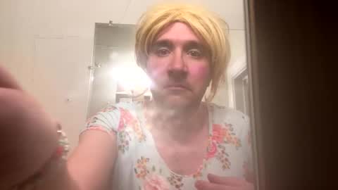 Snapshot of carlacee chatting on November 9, 2025, 10:02 am carlacee online show from November 9, 2025, 10:02 am