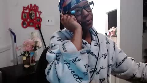 Snapshot of carliecreams chatting on February 14, 2026, 5:15 am Carlie online show from February 14, 2026, 5:15 am