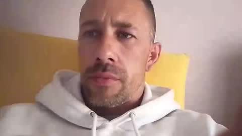 carlosrm440882 online show from April 23, 2026, 1:24 pm