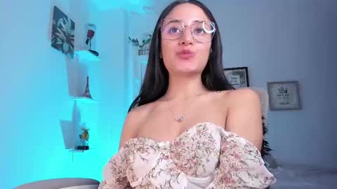 Snapshot of caroliine__ chatting on February 13, 2025, 3:18 am Caroline online show from February 13, 2025, 3:18 am
