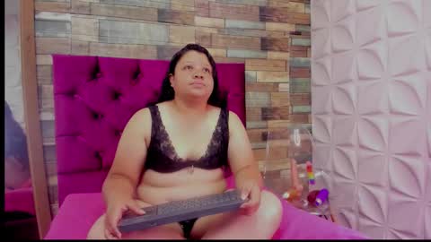 Snapshot of carolina_lenon chatting on February 9, 2026, 7:40 pm Angie Carolina online show from February 9, 2026, 7:40 pm