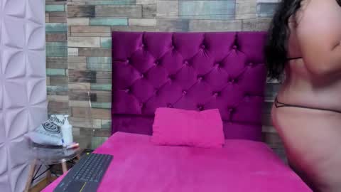 Snapshot of carolina_lenon chatting on February 27, 2026, 7:47 pm Angie Carolina online show from February 27, 2026, 7:47 pm