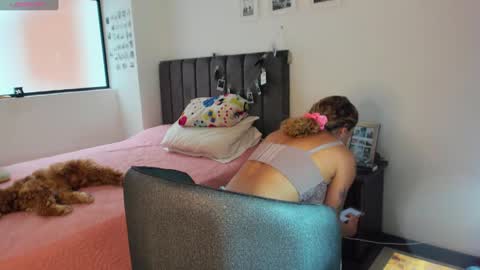 carolina_zaens online show from October 8, 2025, 6:49 pm