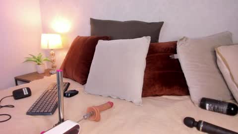  Caroline  online show from May 19, 2026, 11:38 am