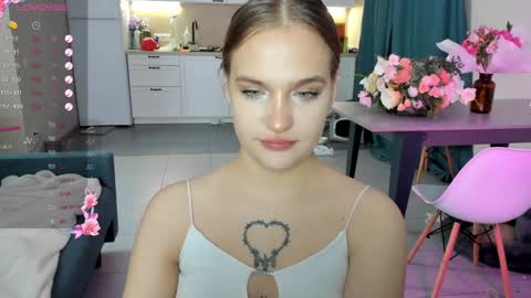 Snapshot of caroline_kiparis chatting on December 2, 2024, 2:42 am Caro online show from December 2, 2024, 2:42 am