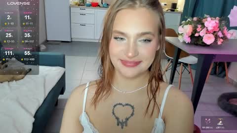 Snapshot of caroline_kiparis chatting on December 10, 2024, 6:22 am Caro online show from December 10, 2024, 6:22 am