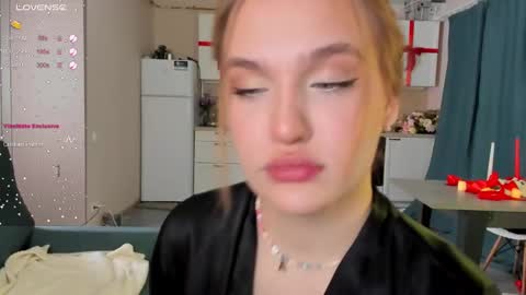 Snapshot of caroline_kiparis chatting on December 24, 2024, 2:21 am Caro online show from December 24, 2024, 2:21 am