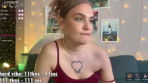 Snapshot of caroline_kiparis chatting on January 30, 2025, 1:55 am Caro online show from January 30, 2025, 1:55 am