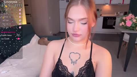 Snapshot of caroline_kiparis chatting on February 1, 2025, 1:02 am Caro online show from February 1, 2025, 1:02 am
