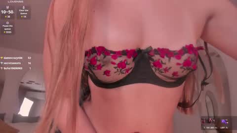 Snapshot of carolinegrace_ chatting on March 2, 2025, 2:10 pm Caro online show from March 2, 2025, 2:10 pm