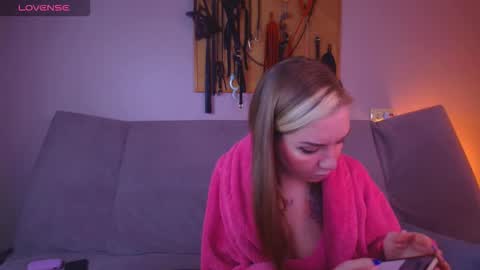 Snapshot of carrie_moonshine chatting on February 20, 2026, 8:42 pm Carrie online show from February 20, 2026, 8:42 pm