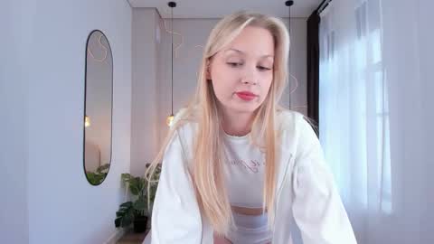 Snapshot of cassie_palmer chatting on October 3, 2025, 6:54 am Hello my name is Cassie and my friend Nilo is also here online show from October 3, 2025, 6:54 am