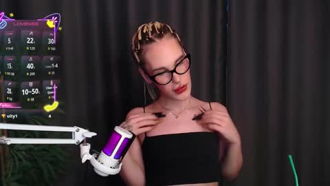 Cassie online show from December 17, 2025, 11:27 am