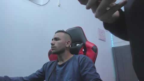 Snapshot of catalina_and_roger chatting on January 12, 2025, 5:13 am Cata y Roger online show from January 12, 2025, 5:13 am