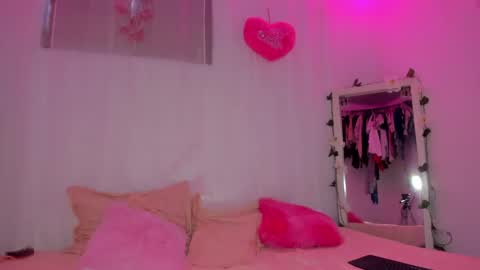 Snapshot of catalina_and_roger chatting on January 27, 2025, 8:39 pm Cata y Roger online show from January 27, 2025, 8:39 pm