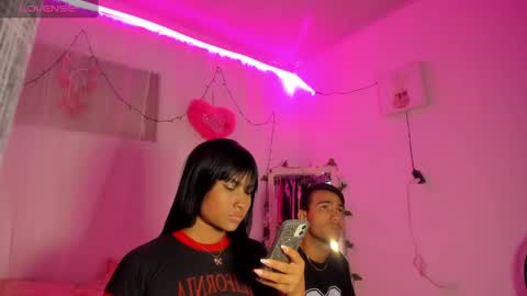 Snapshot of catalina_and_roger chatting on February 16, 2025, 3:26 am Cata y Roger online show from February 16, 2025, 3:26 am