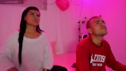 Snapshot of catalina_and_roger chatting on February 25, 2025, 4:35 am Cata y Roger online show from February 25, 2025, 4:35 am