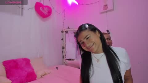 Snapshot of catalina_and_roger chatting on March 1, 2025, 4:04 am Cata y Roger online show from March 1, 2025, 4:04 am