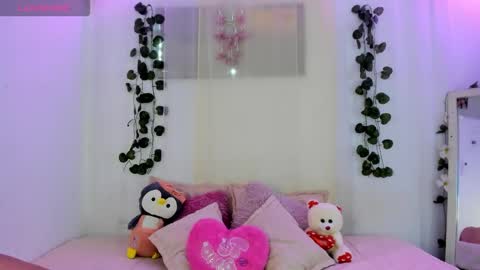 Snapshot of catalina_and_roger chatting on September 23, 2025, 11:57 am Cata y Roger online show from September 23, 2025, 11:57 am