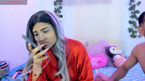 Snapshot of catalina_and_roger chatting on October 25, 2025, 2:08 am Cata y Roger online show from October 25, 2025, 2:08 am