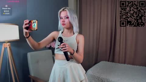 Mia online show from April 10, 2026, 11:04 am