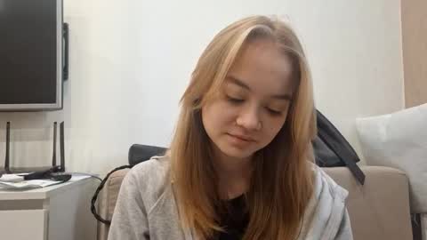 Snapshot of cathrynfinnell chatting on November 3, 2025, 9:43 am Alisa online show from November 3, 2025, 9:43 am