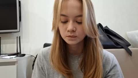 Snapshot of cathrynfinnell chatting on November 4, 2025, 11:09 am Alisa online show from November 4, 2025, 11:09 am