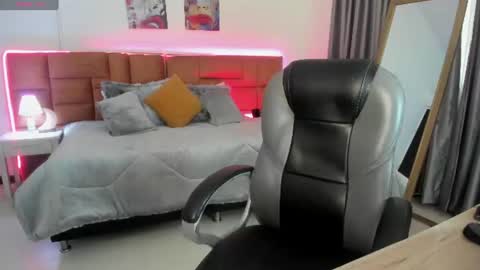 catti_brie_ online show from June 18, 2026, 11:36 am