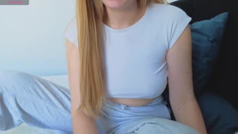 Snapshot of cbhotblonde chatting on November 3, 2025, 8:59 am Folow my instagram cuteback7272 and onlyfans cbhotblonde1 online show from November 3, 2025, 8:59 am