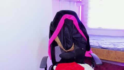 Snapshot of celeste_bonnet1 chatting on October 29, 2025, 7:04 pm celeste_bonnet1 online show from October 29, 2025, 7:04 pm