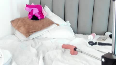 celeste_smmith_ online show from February 25, 2025, 9:31 am