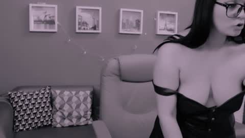 Snapshot of chantallovely chatting on December 8, 2024, 11:08 pm The Queen online show from December 8, 2024, 11:08 pm