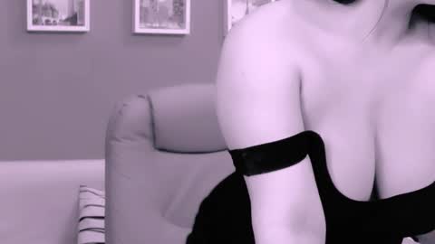 Snapshot of chantallovely chatting on March 1, 2025, 7:04 pm The Queen online show from March 1, 2025, 7:04 pm