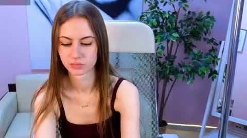 Snapshot of charllotteswan chatting on November 29, 2025, 4:43 pm Help me reach 10 thumbs up online show from November 29, 2025, 4:43 pm