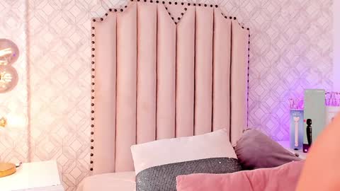 Snapshot of charlotte__08 chatting on January 18, 2025, 7:58 pm Charlotte online show from January 18, 2025, 7:58 pm