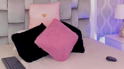 Snapshot of charlotte__08 chatting on September 17, 2025, 3:08 am Charlotte online show from September 17, 2025, 3:08 am