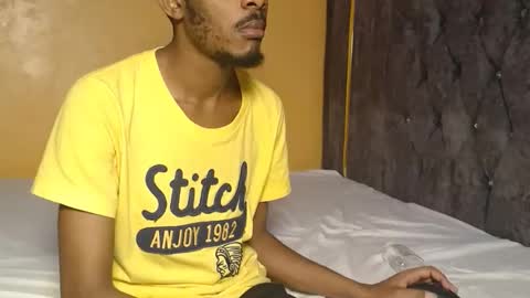 charmleo online show from April 24, 2026, 7:05 pm