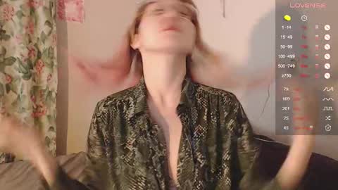 Snapshot of cherry_hazzze chatting on September 28, 2025, 2:11 pm Cheryl online show from September 28, 2025, 2:11 pm